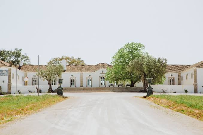 Casa Grande facade at Herdade do Per&uacute;