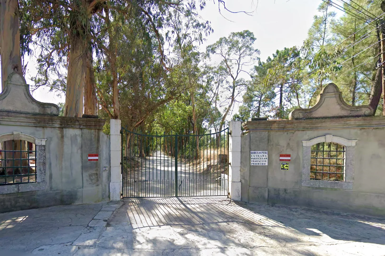 Main gate entrance to Herdade do Per&uacute;