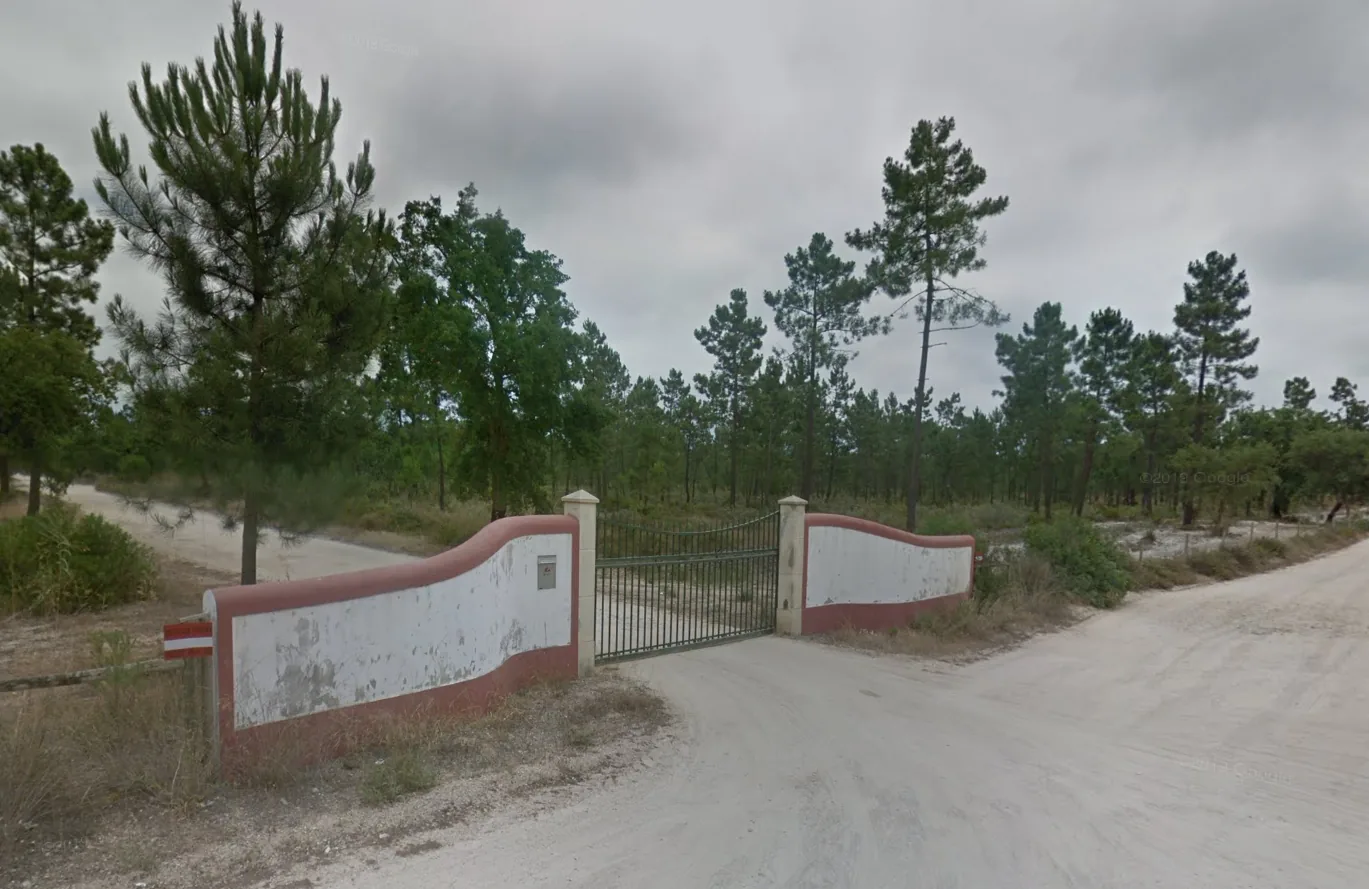 Service entrance gate to Herdade do Per&uacute;